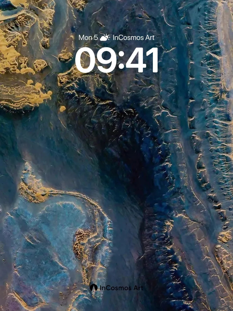 Obsidian Vein Wallpaper with Gold Fractures