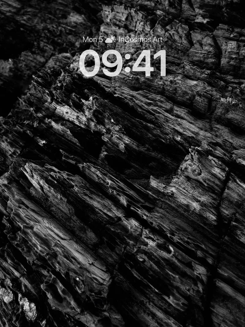 Obsidian Vein Wallpaper with Fractured Light